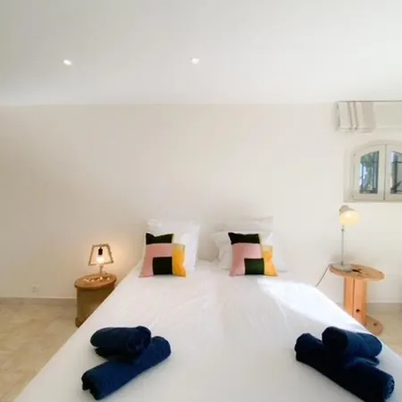 4 Chambres Avec Piscine Et Vue Mer Вилла Антиб