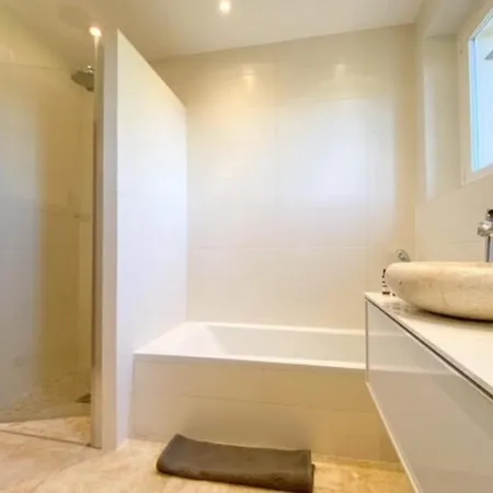 4 Chambres Avec Piscine Et Vue Mer Antibes