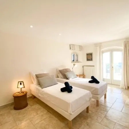 4 Chambres Avec Piscine Et Vue Mer Villa